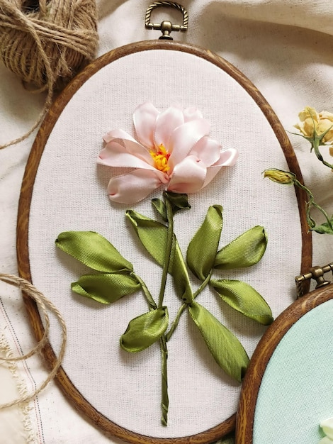 Zbliżenie na ręczny haft kwiatowy